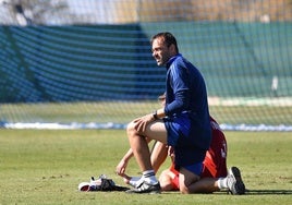 Fran Fernández, junto a Larrea, en un entrenamiento.