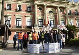 Protesta de los trabajadores de los distintos servicios de autobús, este jueves en La Glorieta.