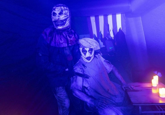 Dos de los personas del pasaje del terror de la calle Balcones Azules, anoche.