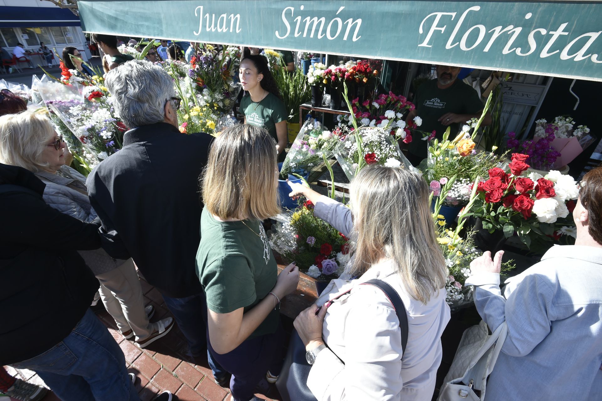 Las imágenes del Día de Todos los Santos en los cementerios de Murcia