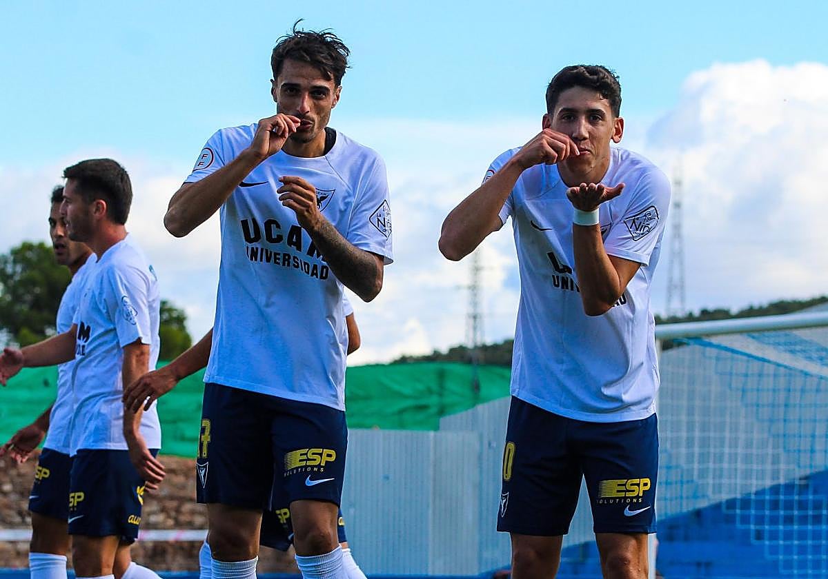 Alexis (izquierda) y Luque celebran un gol azulón en Linares.