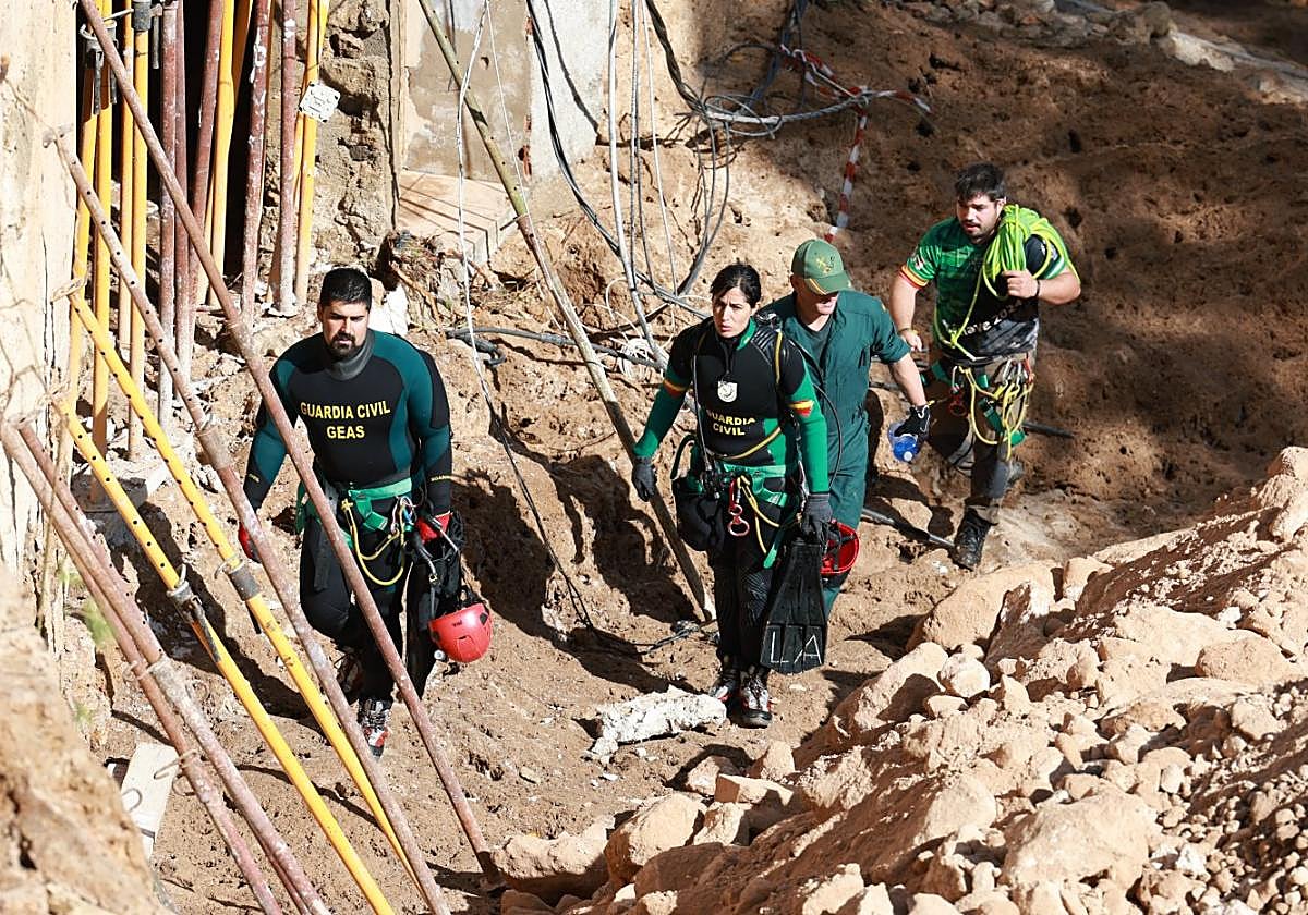 La Guardia Civil continuaba ayer las labores de búsqueda de los desaparecidos en Letur.