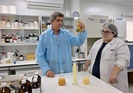 Roberto Vilaplana, gerente de Citromil, junto a Andrea, técnica de laboratorio, muestra los productos derivados de limón.