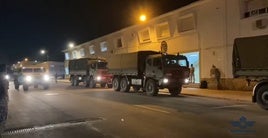 Camiones del Ejército del Aire parten en la madrugada de este viernes hacia Valencia.