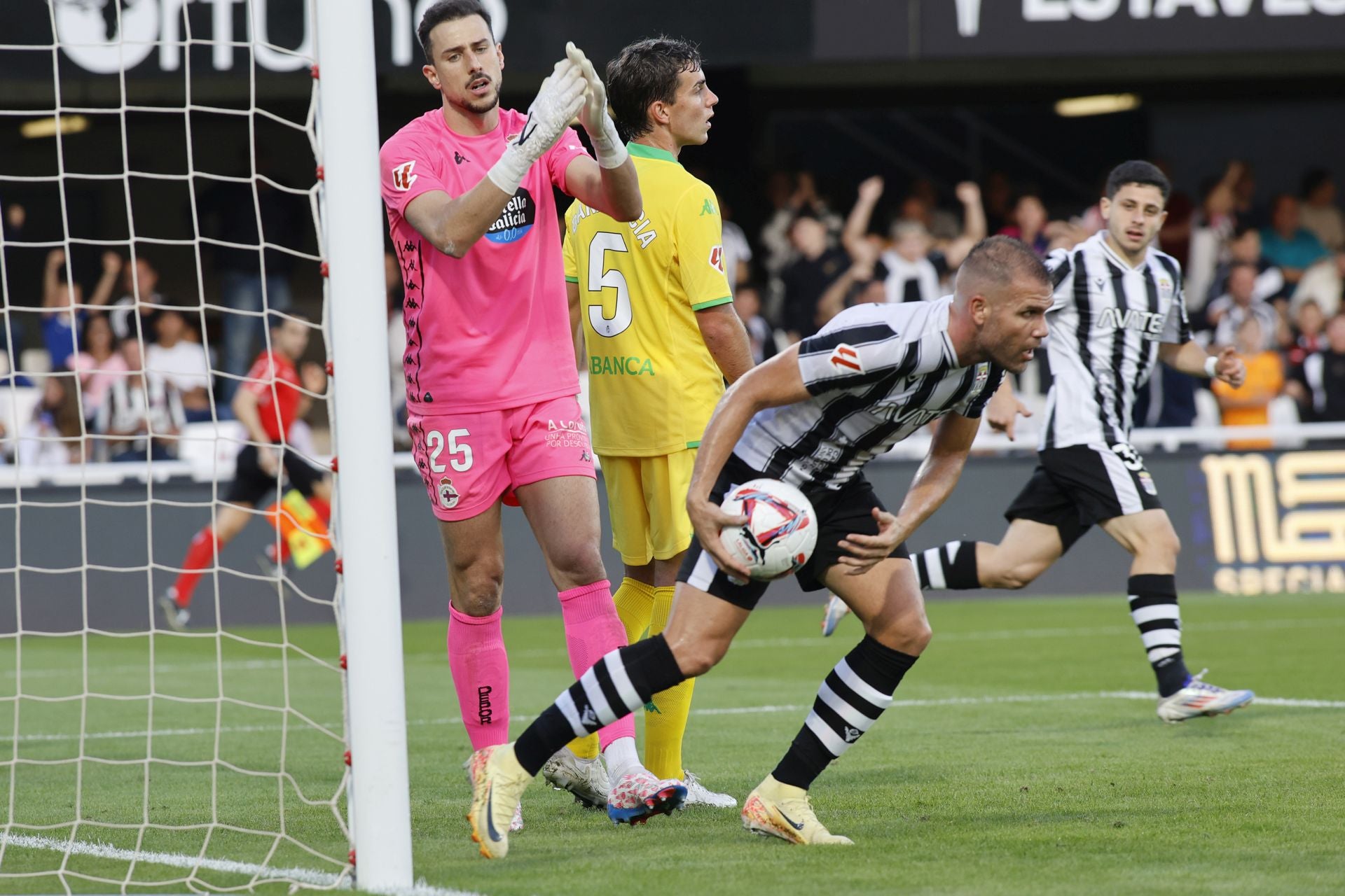 La derrota del Cartagena frente al Deportivo, en imágenes