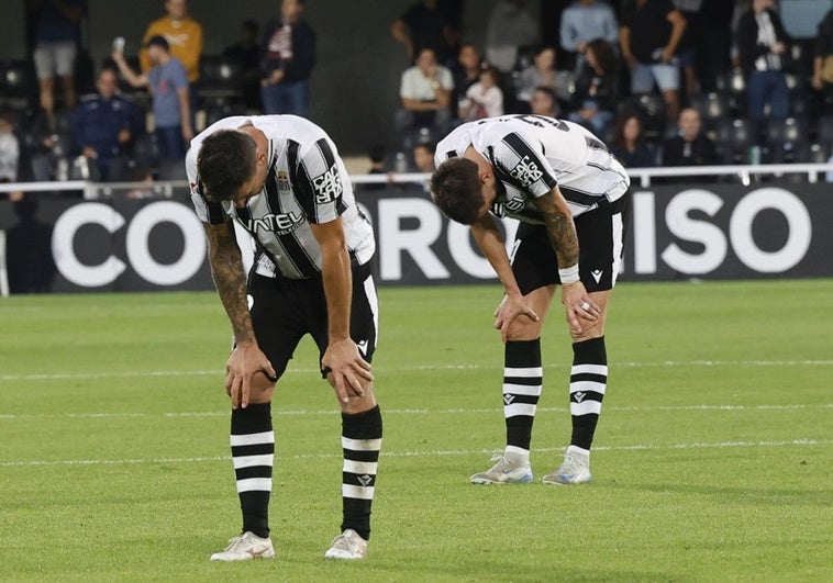 Musto y Sipcic, con las manos en las rodillas.