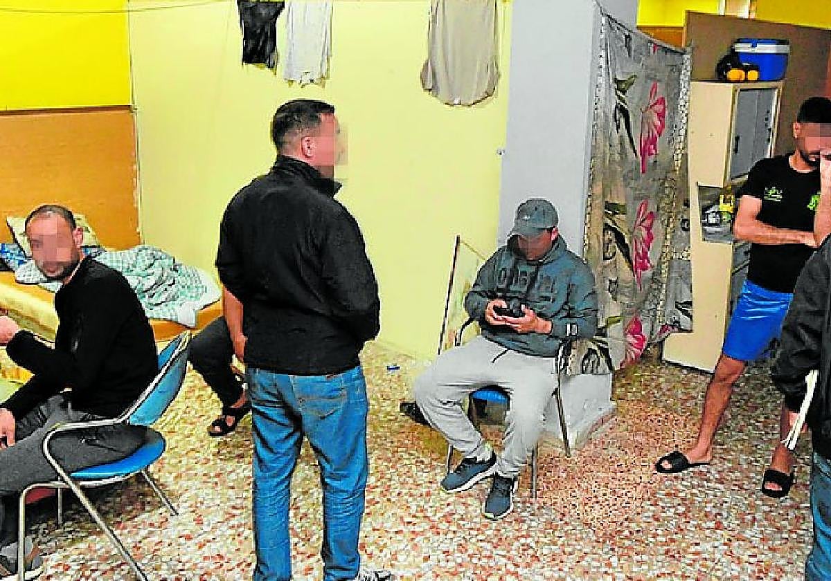 Agentes dialogando con los inmigrantes que residen en el bajo del Camino de la Mina.