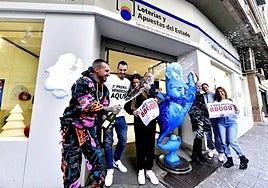 Varias personas celebran el quinto premio de la Lotería de Navidad, en una imagen de archivo.