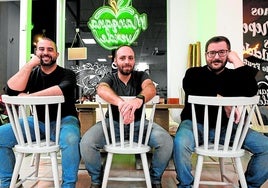 Isaac Alcántara, David Omar Sáez y Juan Jesús Botí, durante el encuentro con LA VERDAD en Manzana Verde, en Ronda Sur.