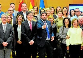 Profesionales y directivos de La Arrixaca, en marzo de 2019, con Fernando López Miras y el entonces consejero, Manuel Villegas, durante la presentación en el palacio de San Esteban del Plan Director de La Arrixaca.