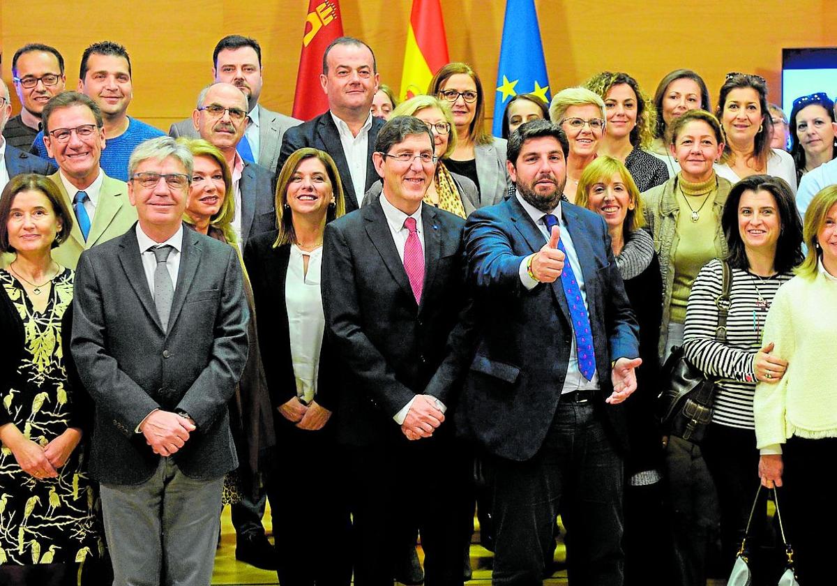 Profesionales y directivos de La Arrixaca, en marzo de 2019, con Fernando López Miras y el entonces consejero, Manuel Villegas, durante la presentación en el palacio de San Esteban del Plan Director de La Arrixaca.