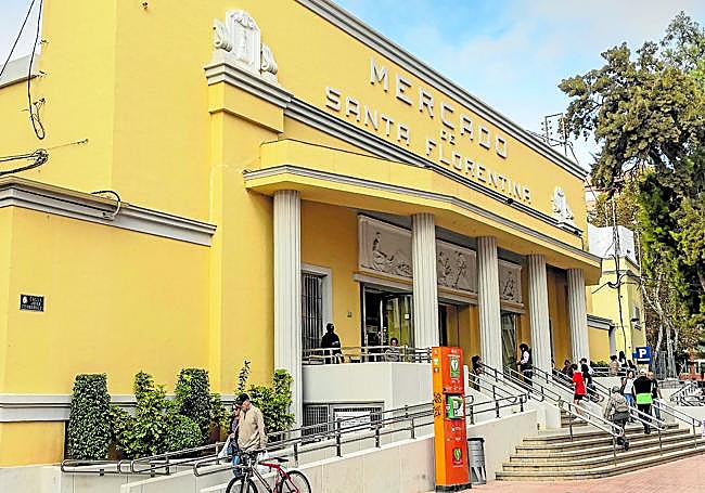 Clientes acceden al mercado municipal de Santa Florentina, este sábado.