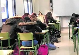 Alumnos asisten a clase con el abrigo en una imagen de archivo.