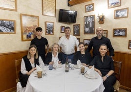 Lorena Blanco, Mati Valenti, Patricia Blanco y Tamara Nieto. De pie, Álvaro Blanco, Horacio Blanco 'El Gañán' y Horacio Blanco, hijo, en La Tasca del Tío Andrés.