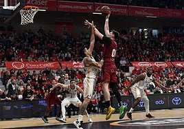 Semigancho de Kurucs ante Deck en el único enfrentamiento ganado por el UCAM ante el Real Madrid la pasada temporada.