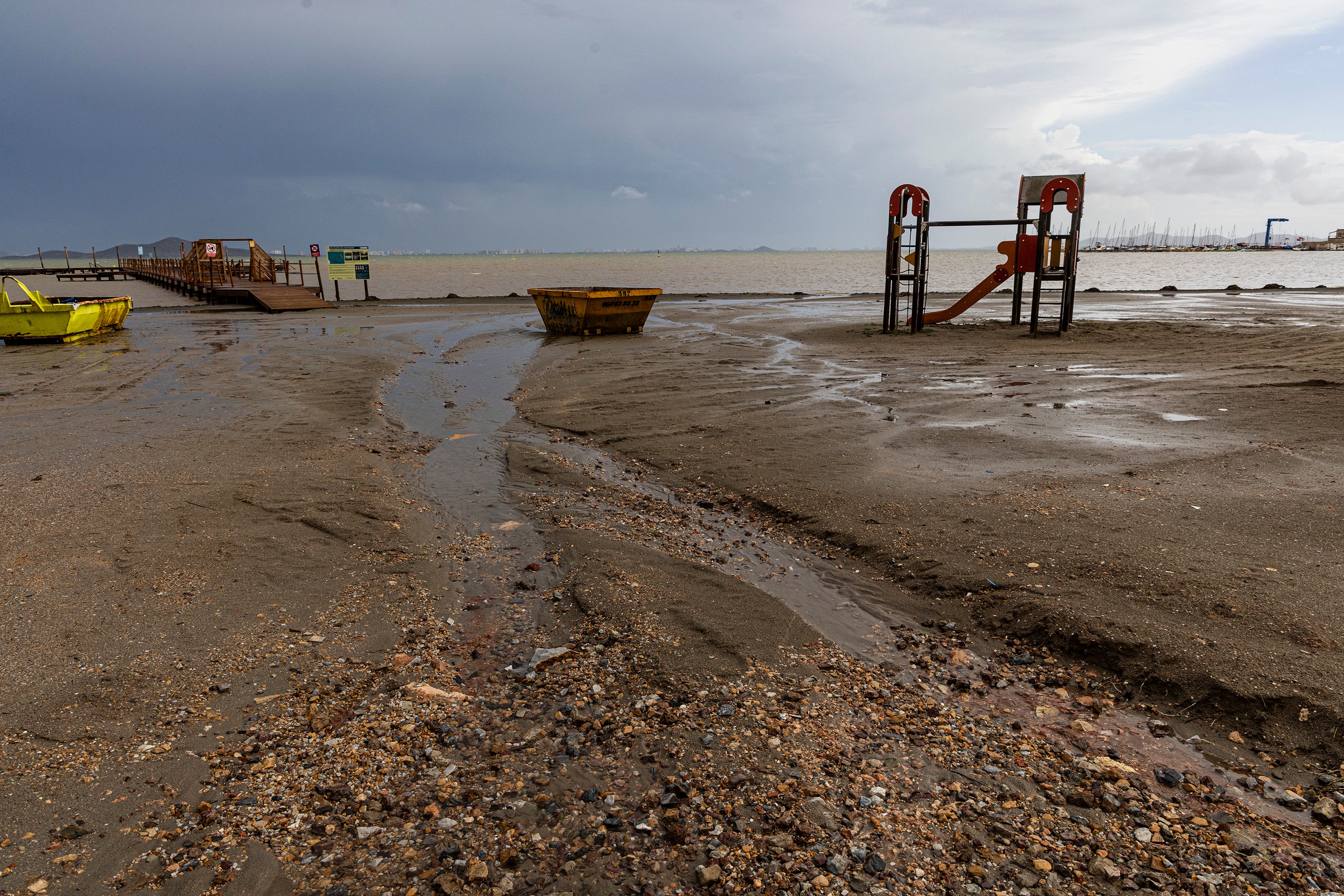 Entrada del agua de la lluvia al Mar Menor en Los Urrutias.