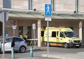 Una ambulancia llega al hospital Santa Lucía de Cartagena en una imagen de archivo.