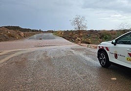 Un vehículo de Conservación de Carreteras junto a una de las vías cortadas.