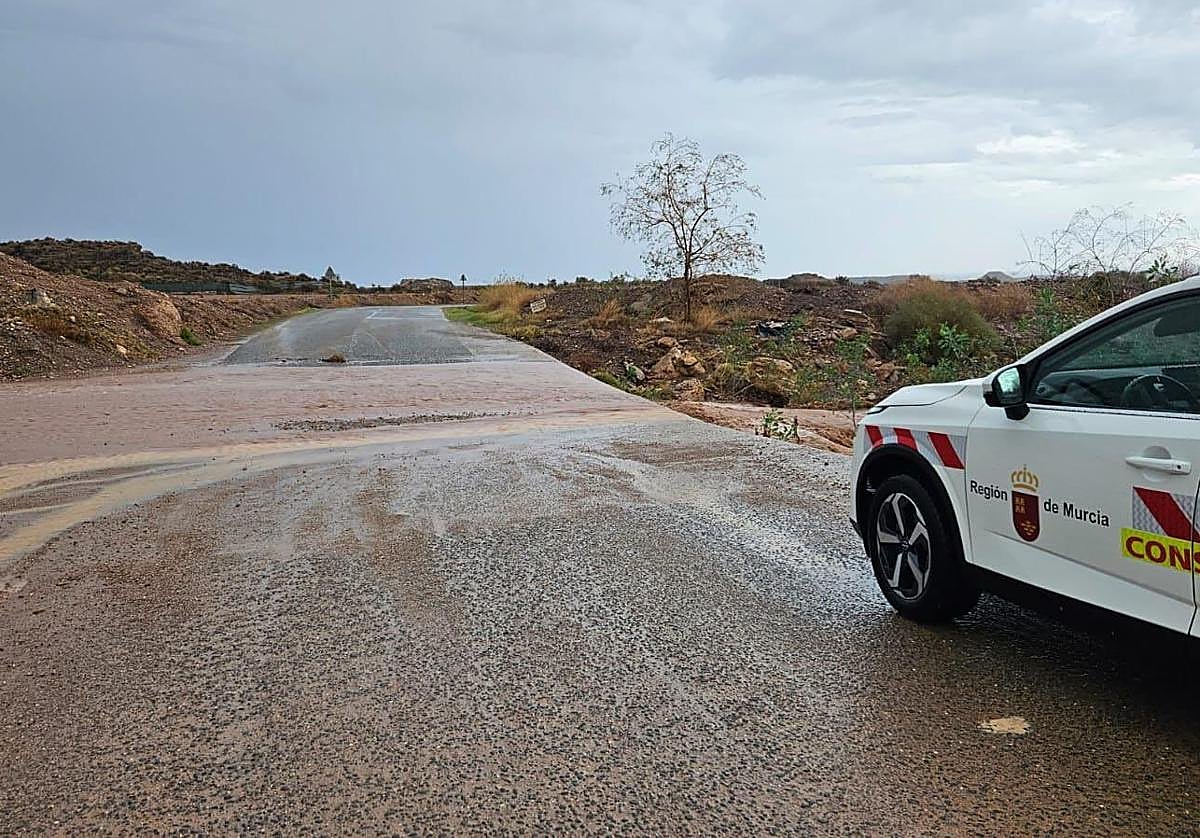 Un vehículo de Conservación de Carreteras junto a una de las vías cortadas.