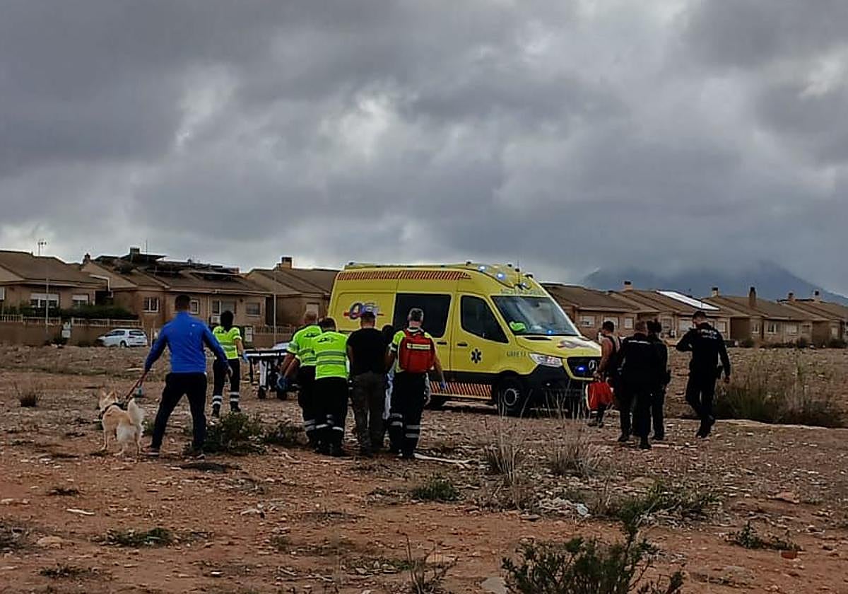 Sanitarios atienden a la mujer y la trasladan a un hospital.