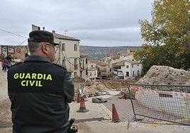 Un guardia civil observa la zona arrasada en Letur.