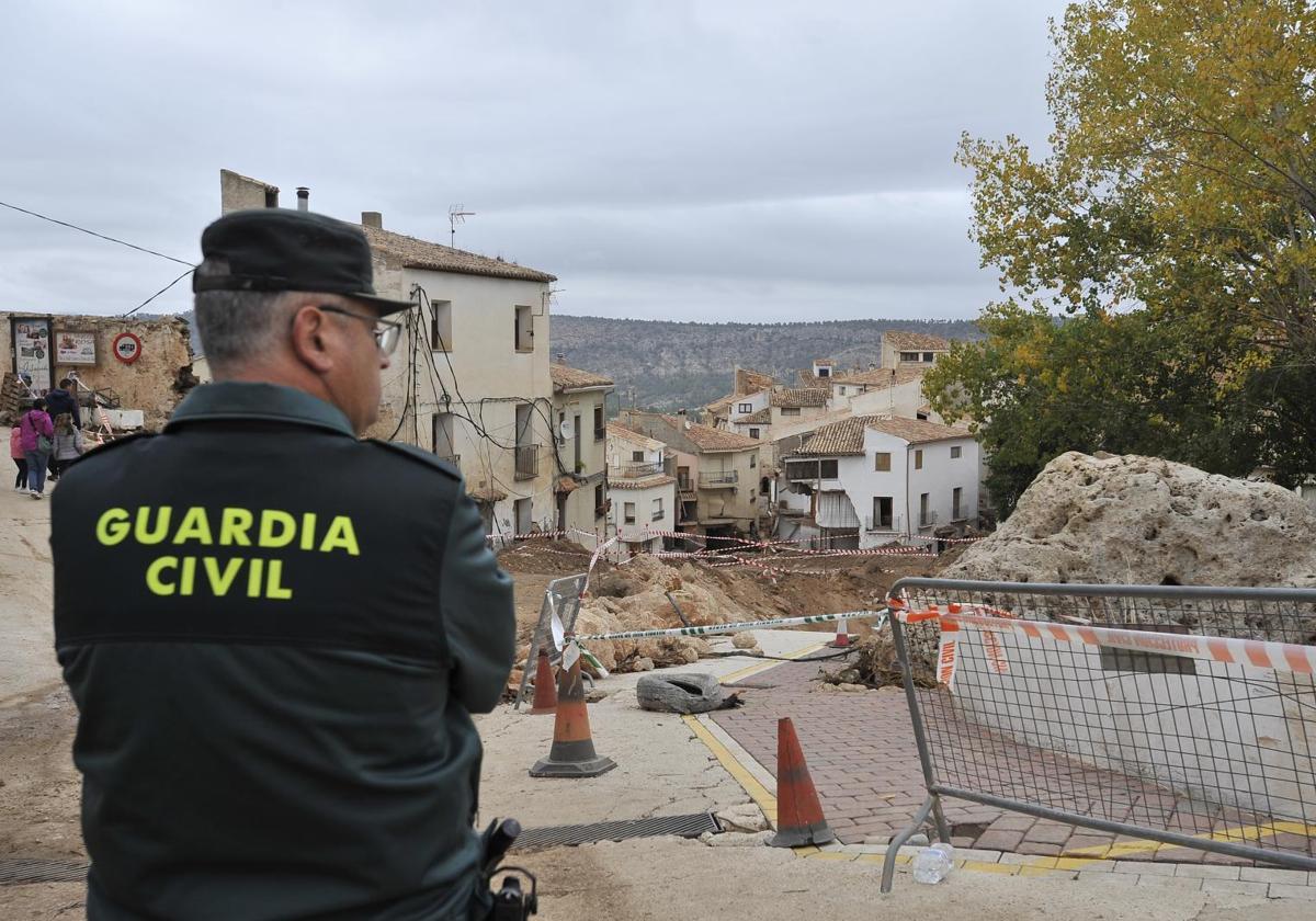 Un guardia civil observa la zona arrasada en Letur.