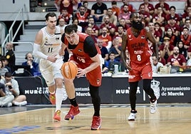 Rodions Kurucs, decidido a montar el contragolpe después de robar un balón.