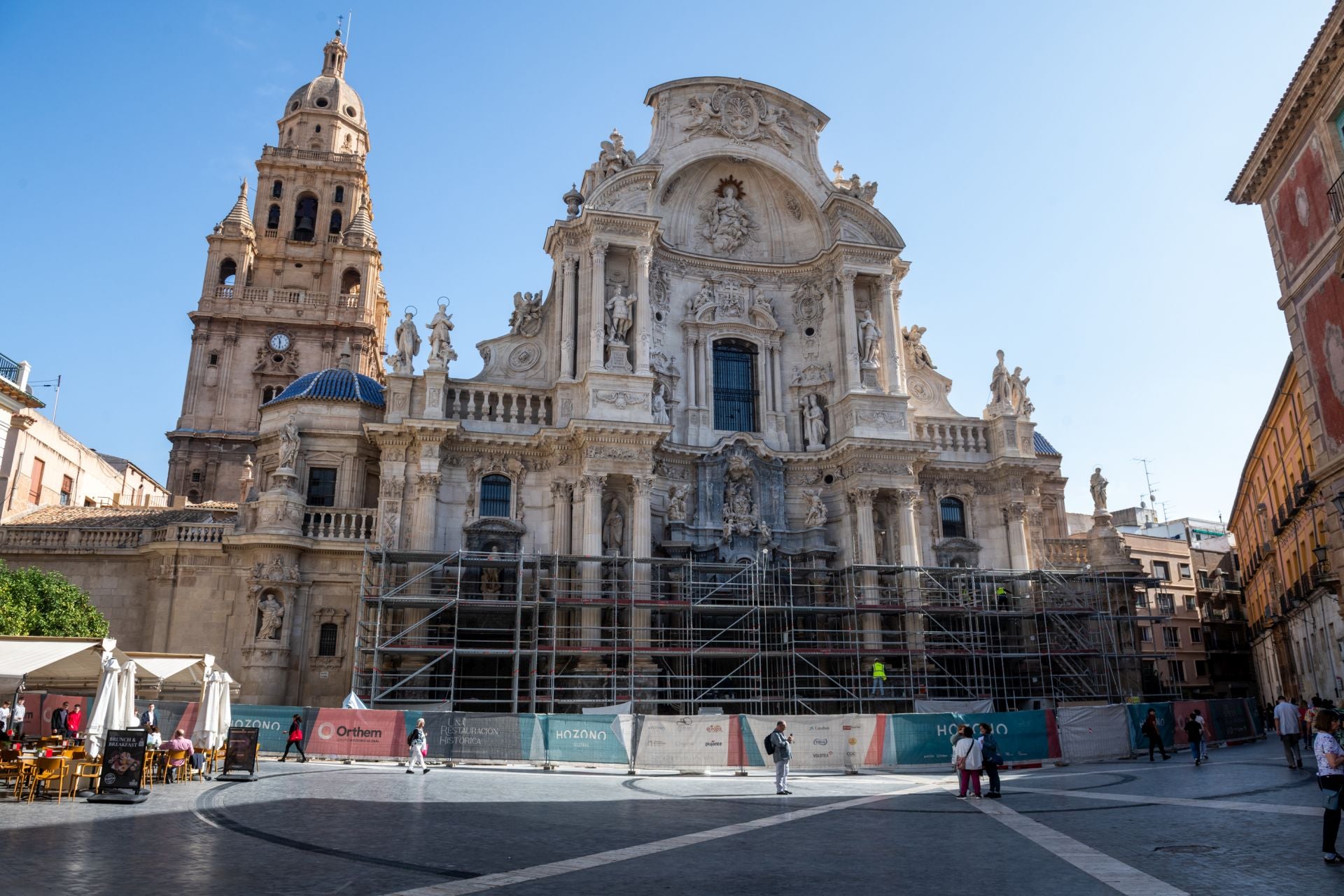 La retirada del andamio de la Catedral de Murcia, en imágenes