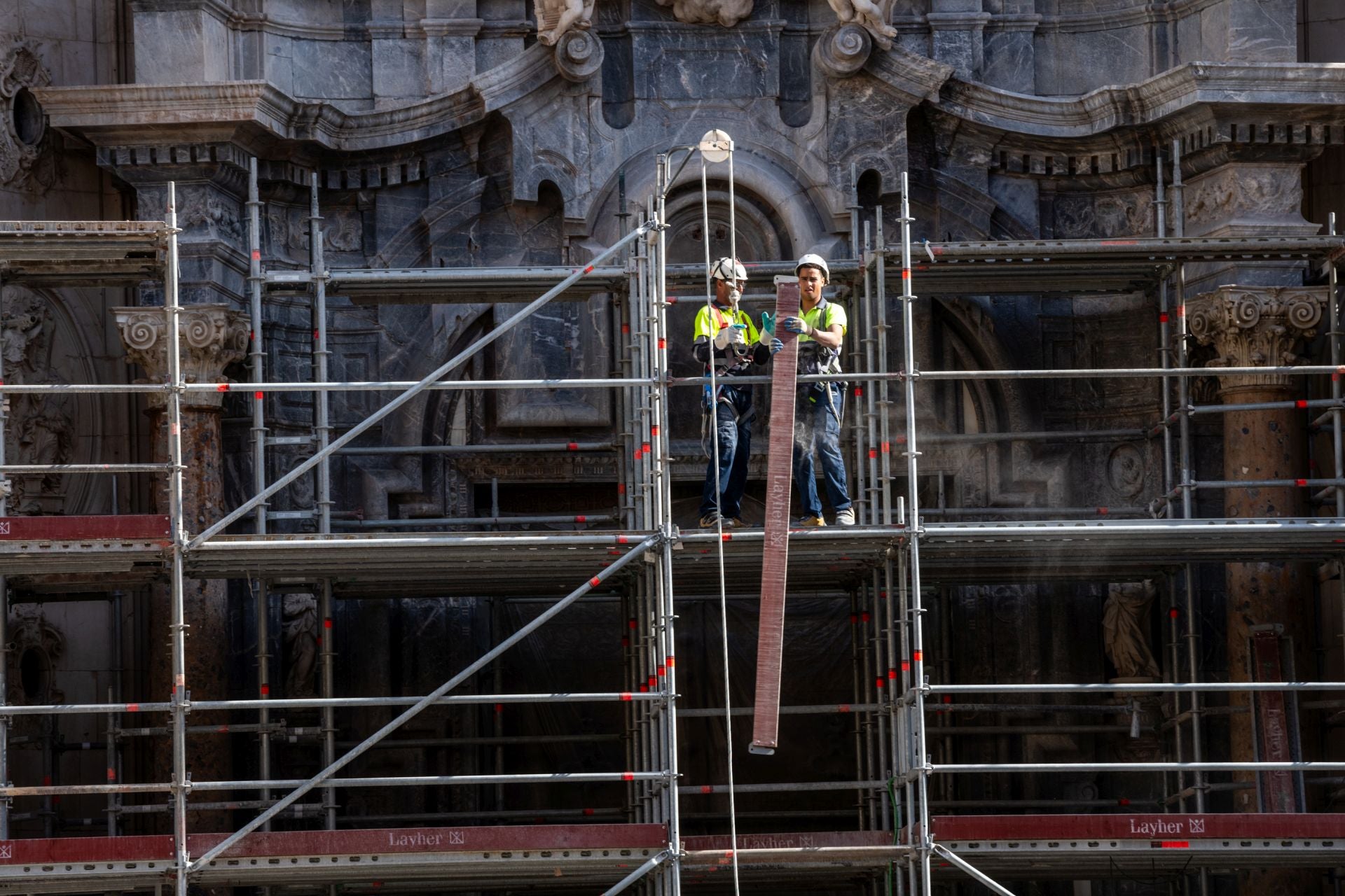 La retirada del andamio de la Catedral de Murcia, en imágenes