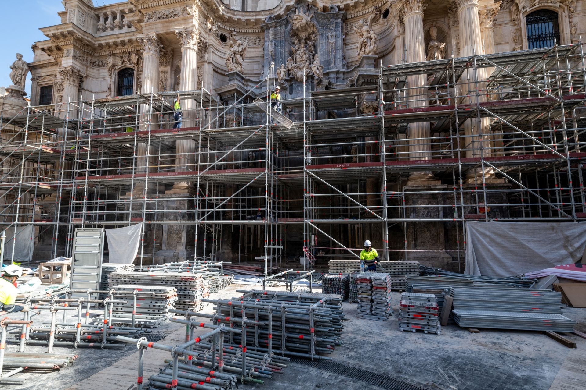 La retirada del andamio de la Catedral de Murcia, en imágenes