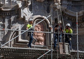 La retirada del andamio de la Catedral de Murcia, en imágenes