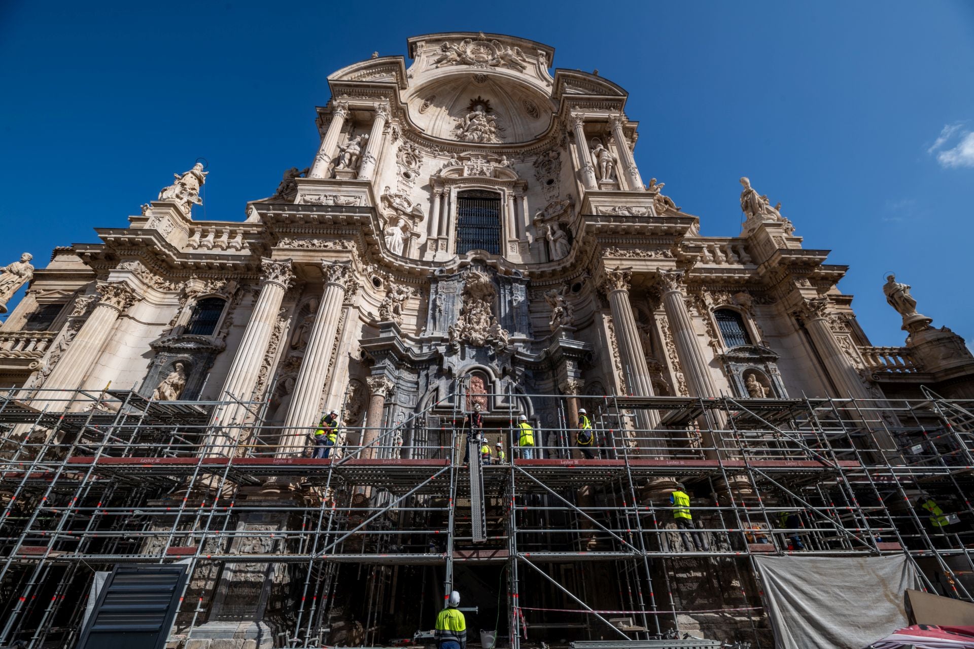 La retirada del andamio de la Catedral de Murcia, en imágenes