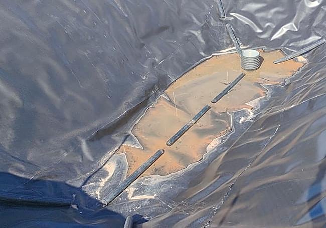 Balsa, junto al pozo que, supuestamente, suministrará agua al cebadero.