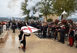 La capitana rodando la bandera