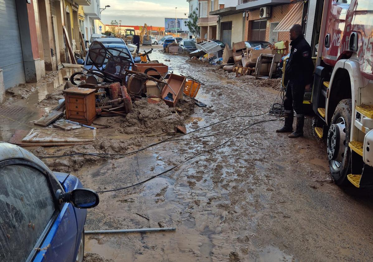 Imagen principal - Policías locales de Murcia, en uno los focos de la DANA en Valencia: «Nos abruma el agradecimiento»