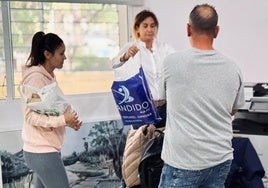 Familiares del archenero desaparecido en Letur, junto a Patricia Fernández.