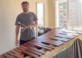 Luis Martínez con su nueva marimba.