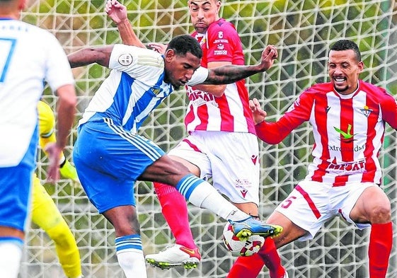 Seth Vega dispara a puerta en el choque frente al Don Benito.