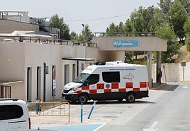 Imagen de archivo de la puerta de urgencias del Hospital Rafael Méndez de Lorca