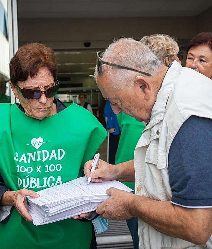 Imagen secundaria 2 - Concentración de la Plataforma, este martes, a las puertas del hospital de Torrevieja.