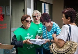 Miembros de la plataforma recogen firmas a la entrada del hospital.