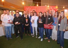 Los ganadores posan con sus distinciones del certamen de la Mejor Marinera Tradicional 2024, este martes en Cartagena.