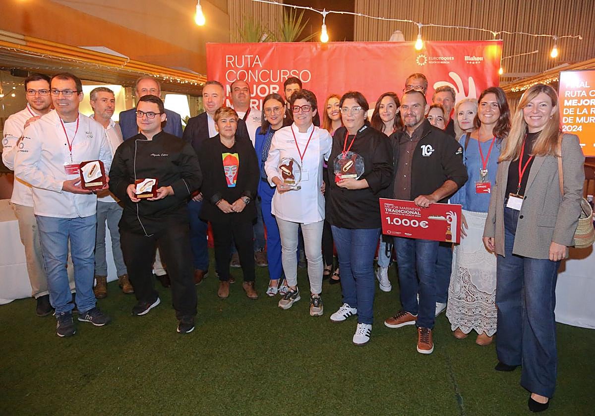 Los ganadores posan con sus distinciones del certamen de la Mejor Marinera Tradicional 2024, este martes en Cartagena.