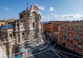 Aspecto que ofrecía ayer a mediodía la fachada de la Catedral, tras la retirada de los andamios.