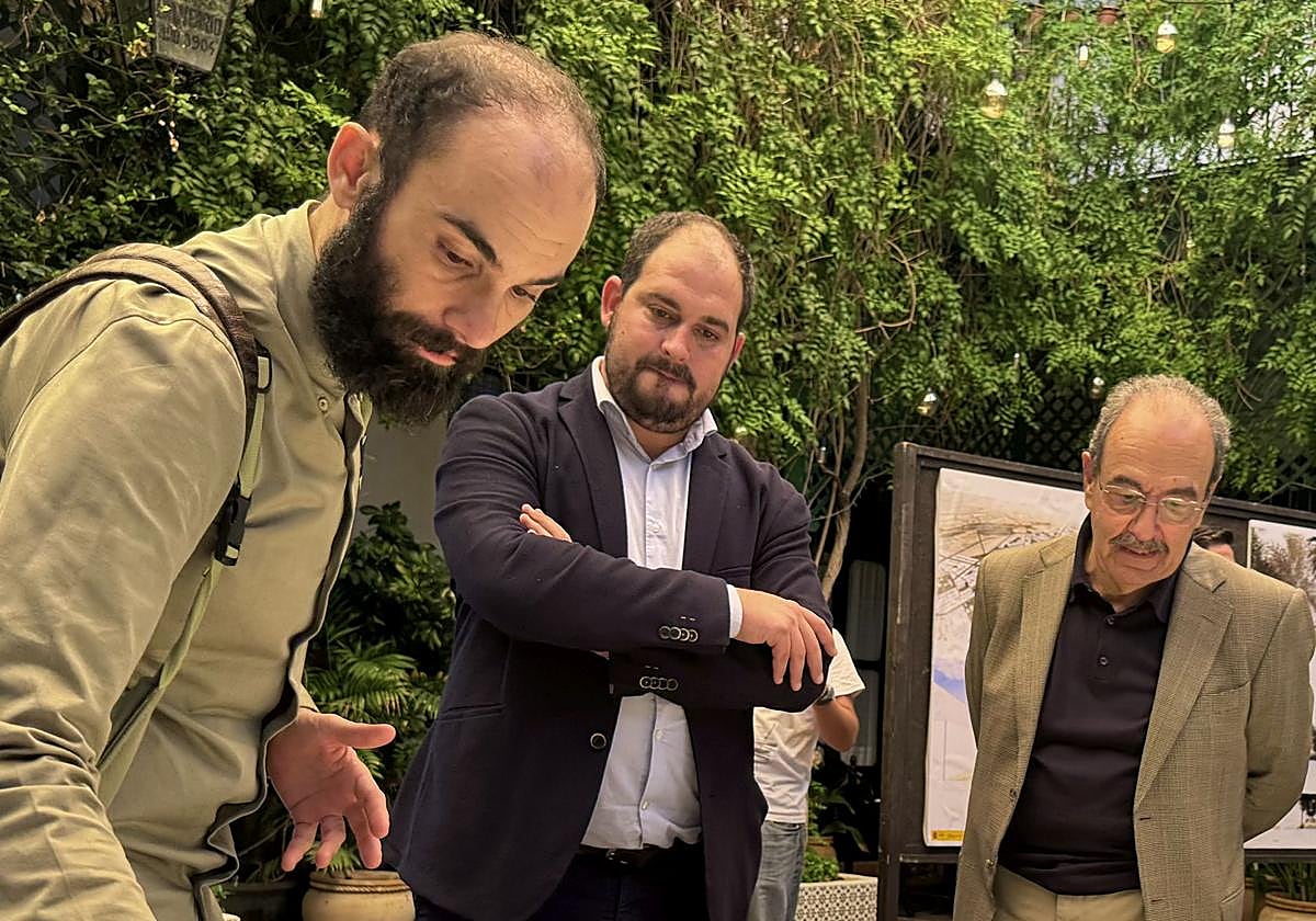 El alcalde Mario Pérez Cervera supervisa el proyecto 'Los Alcázares, volviendo a sus raíces', ayer.