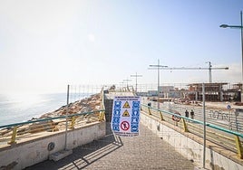 Vallas instaladas para impedir el paso de viandantes por el paseo voladizo del dique de Levante, este martes.