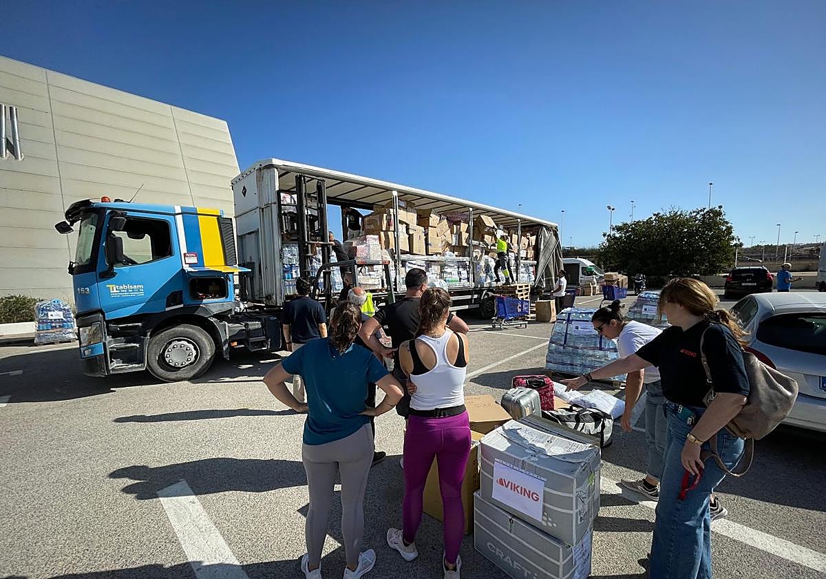 Imagen principal - La campaña para las víctimas de la riada recoge 78.000 kilos de alimentos y ropa en Torrevieja