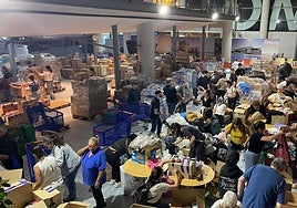 Voluntarios organizan las donaciones que llegaban al Centro Municipal de Ocio.