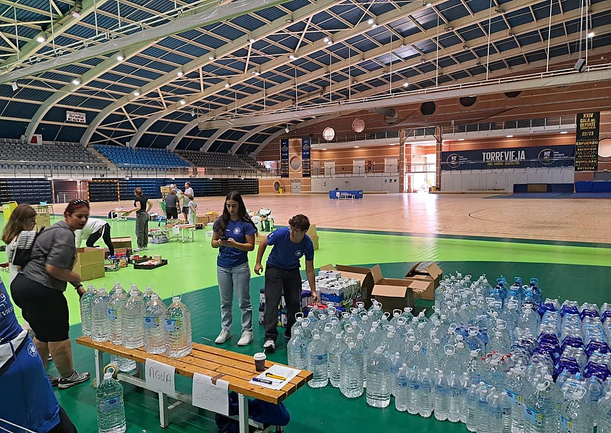 Imagen secundaria 1 - La campaña para las víctimas de la riada recoge 78.000 kilos de alimentos y ropa en Torrevieja