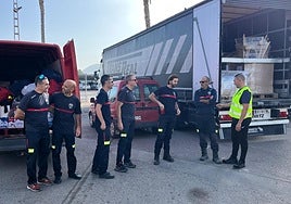Bomberos de Cieza parten hacia Valencia con un tráiler repleto de material de limpieza.